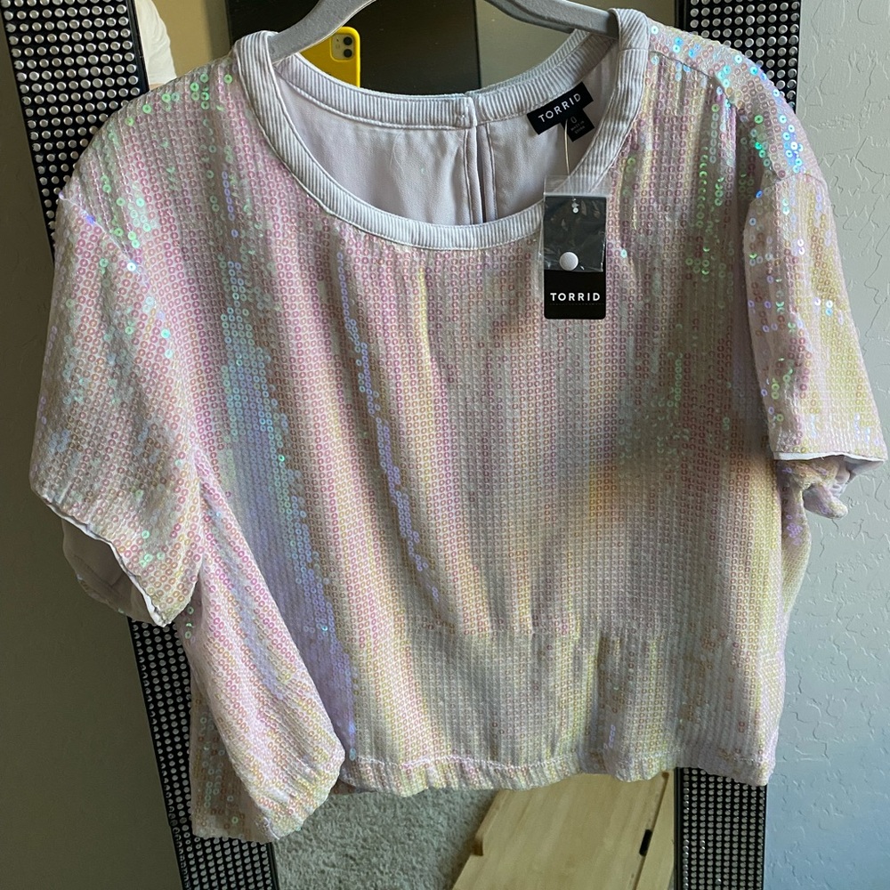 Cropped sequined short sleeve shirt